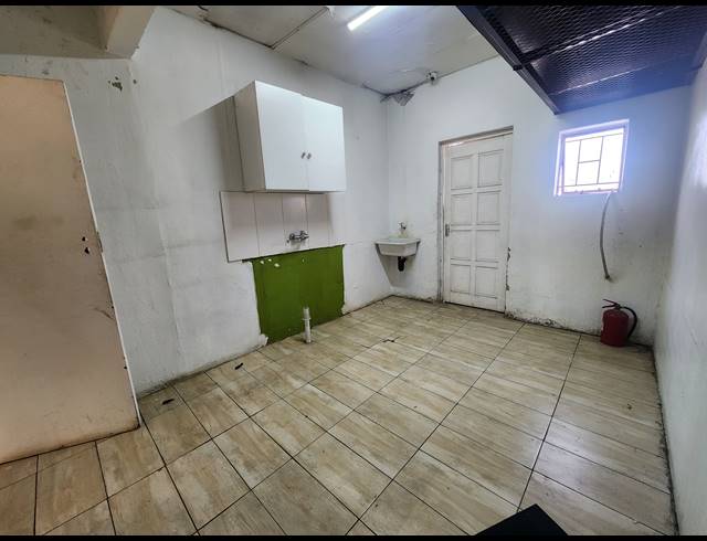 121M² RETAIL TO LET IN ROOIHUISKRAAL